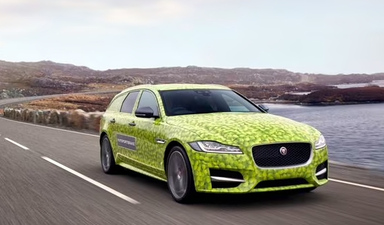 un prototip Jaguar XF Sportbrake în mingi de tenis verde acid